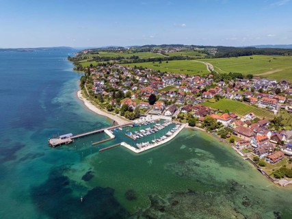 Luftbild von der Bodenseegemeinde Hagnau, Winzerdorf und beliebter Ferienort am Bodensee, dahinter