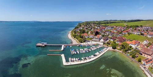 Luftbild, Panorama von der Bodenseegemeinde Hagnau, Winzerdorf und beliebter Ferienort am Bodensee,