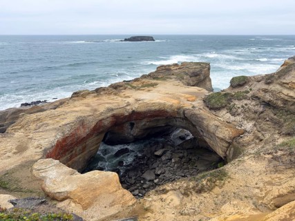 Devils Punchbowl Arch, Devils Punchowl Natural Area, Oregon, USA, North America