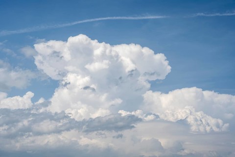 Auftürmende Cumulonimbuswolke, Gewitterwolke, aufziehendes Unwetter mit Hagelsturm über der