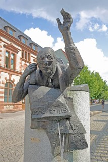 Postal fountain with sculpture symbolising silent mail, inscription, telephoning, gesture, arm,