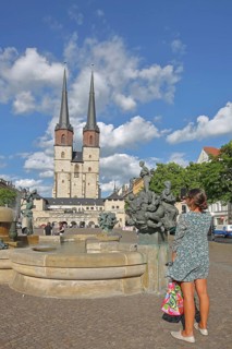 Late Gothic Market Church of Our Lady and Göbel Fountain by Bernd Göbel 1999, tourist, photograph,