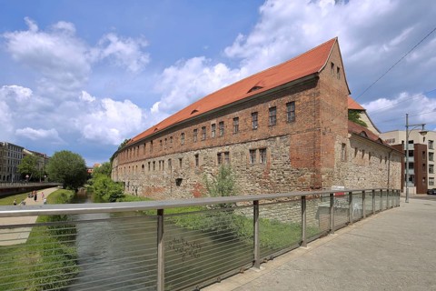 New Residence built in 1531 with Krämerbrücke over the Mühlgraben, pedestrian, railing,