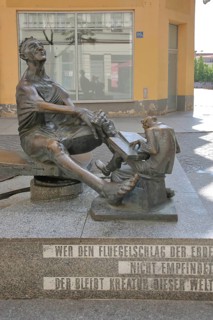 Sculpture Zither-Reinhold alias Reinhold Lohse by Wolfgang Dreysse 2001, street musician and