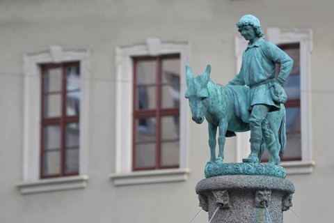 Donkey fountain by Heinrich Keiling 1905, donkey figure with shepherd, shepherd, donkey figure,