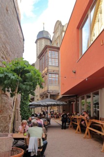Street pub with people in an idyllic backyard, building, Große Nikolaistraße, Halle an der Saale,