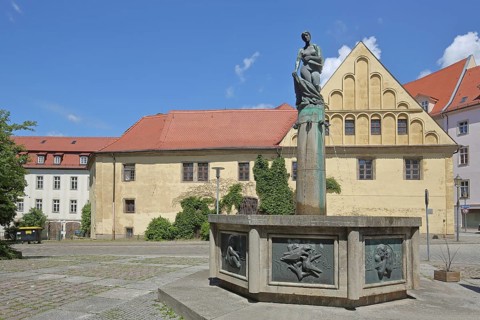 Four Seasons Fountain by Martin Wetzel 1981 and Domapotheke zum Rautenkranz, bronze sculpture,
