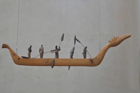Sculpture Boat by Roland Lindner 2015, modern art, five standing paddling figures in a rowing boat,