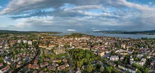 Luftbild, Panorama von der Stadt Radolfzell am Bodensee am Abend, am Horizont die Halbinsel Mettnau