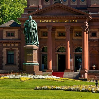 Kaiser-Wilhelms-Bad with monument to Kaiser Wilhelm I in the spa gardens of Bad Homburg vor der