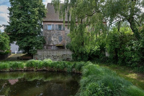 Historic farmhouse by a village pond, Kleingeschaidt, Middle Franconia, Bavaria, Germany