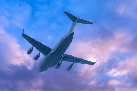 Boing C-17, strategic military transport aircraft of the US Air Force, cloudy sky, Bavaria, Germany