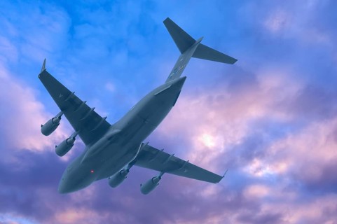 Boing C-17, strategic military transport aircraft of the US Air Force, cloudy sky, Bavaria, Germany