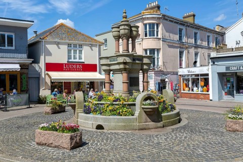 Luders patisserie at The Triangle in town centre of Teignmouth, south Devon, England, UK