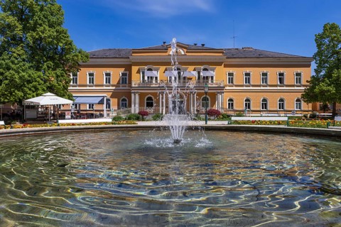 Fountain in the spa gardens with old spa house, spa town, Bad Hall, Traunviertel, Upper Austria,
