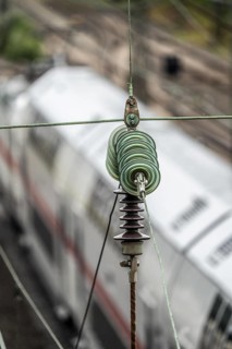 Traction current, overhead line, detail, tensioning of current-carrying lines, insulators, power