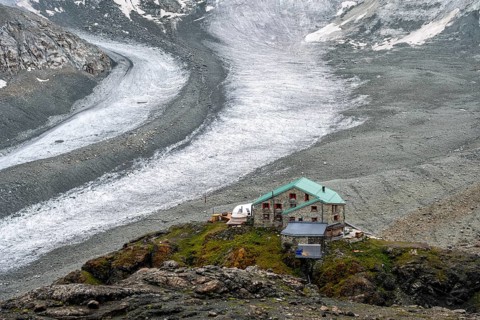 Mountain hut Cabane des Dix in front of glacier Glacier de Cheilon, Valais Alps, Valais,