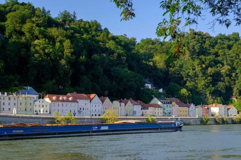 City view, row of houses on the Danube, Passau, Lower Bavaria, Bavaria, Germany