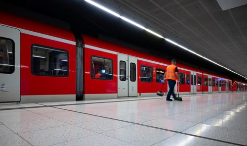 Underground arriving S-Bahn, train, class 420 in traffic red, cleaner cleans platform, cleaning,