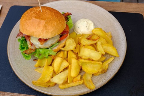 Burger, at Rifugio Ra Stua, Ra Stua Alm, Valon Scuro, near Cortina d'Ampezzo, Dolomites, Trentino,