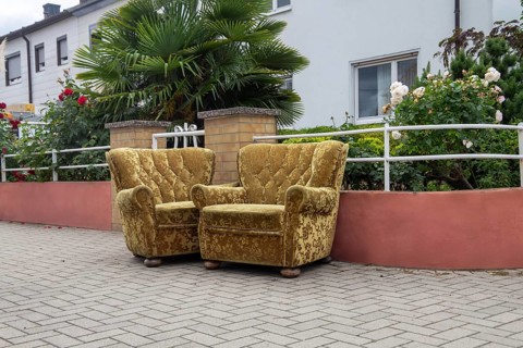 Bulky waste in front of a residential building