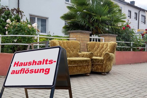 (Photomontage) Sign with the inscription HAUSHALTSAUFLÖSUNG in front of bulky waste at a