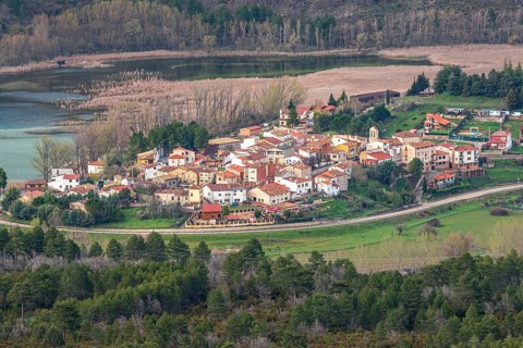 View from viewpoint mirador de Una, village Una, lake, nature reserve, Cuenca region, Spain