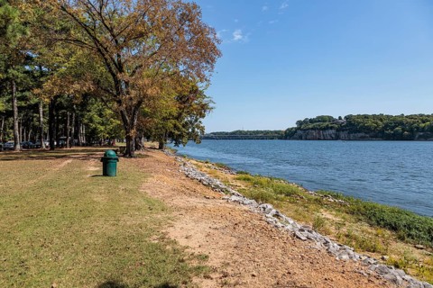 Tennessee River flows past McFarland Park and Recreation area in Florence, Alabama, USA