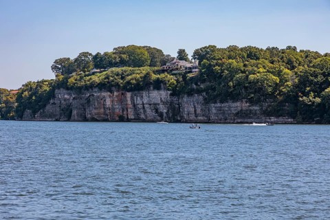 Homes on top of a cliff overlooking the Tennessee River as it flows between Sheffield and Florence