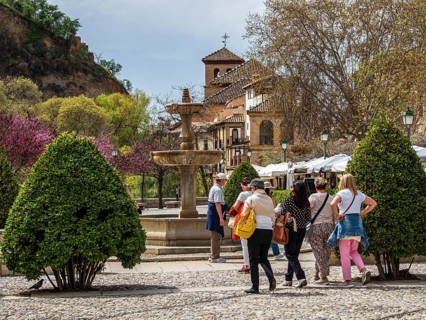 Tourists on the Placa al Padre Manjón, center of Granada, early spring, Granada, Andalusia, Spain