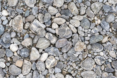 Nahaufnahme, Makro, Draufsicht, Alpiner Kies, Rundkies, Geröll an einer renaturierten Uferzone,