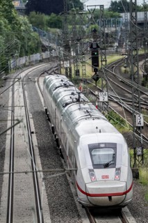ICE 4 train on the line between Bochum and Dortmund, near Dortmund-Marten, multi-lane line for