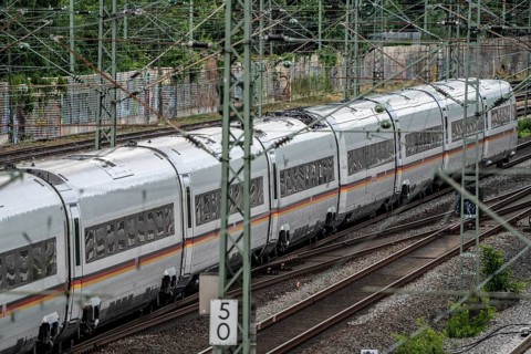 ICE 4 train on the line between Bochum and Dortmund, near Dortmund-Marten, multi-lane line for