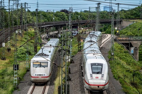 ICE 2, left, ICE 4 train on the line between Bochum and Dortmund, near Dortmund-Marten, multi-lane
