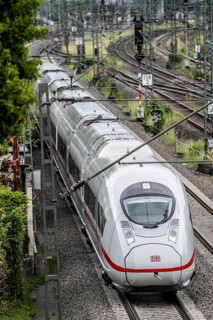 ICE 3 train on the line between Bochum and Dortmund, near Dortmund-Marten, multi-lane line for
