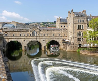 Boat trip at Pulteney Bridge, River Avon weir, city of Bath, north east Somerset, England, UK