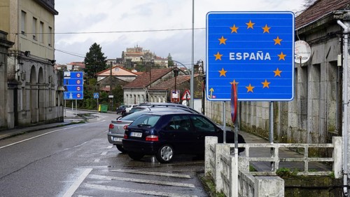 European sign showing the transition to Spain with typical blue background and yellow stars,