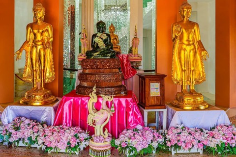 Shrine with gilded Buddhist statues in the main pagoda, Wat Phra That Sorn Kaew Buddhist temple