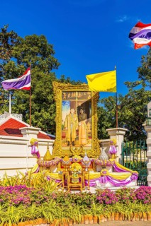 Picture in the golden frame of Thai King Maha Vajiralonkorn and his wife Suthida Vajiralongkorn na