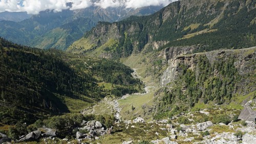 Wide valleys surrounded by high mountains and dense vegetation on the Manali-Leh Highway, Trekking