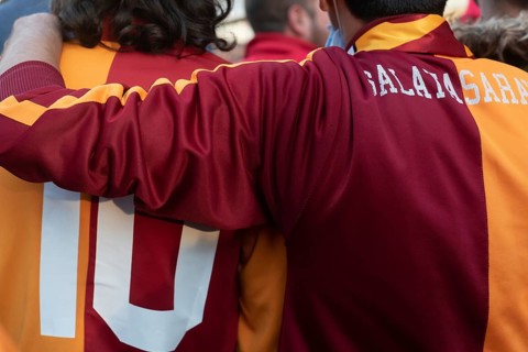 Istanbul, Turkey. November 21st 2021 Turkish Galatasary football supporters in Taksim square on