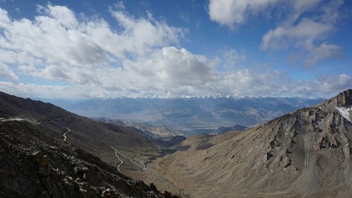 Extensive mountain landscape with winding roads under a blue sky, Nubra Valley, trekking in Ladakh,