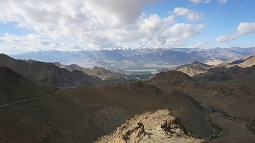 Extensive mountain landscape with sunny skies and stretches of clouds, trekking in Ladakh,
