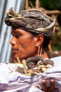 The mortal remains of a deceased person are carried by a relative to an animal sarcophagus (wadha)