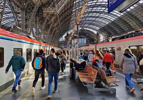 Many people in the platform hall with RegionalExpress trains, central railway station, Frankfurt am
