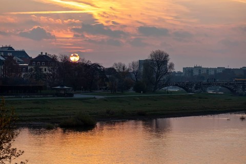 Sunrise over the Elbe on Neustädter Ufer, Dresden, Saxony, Germany