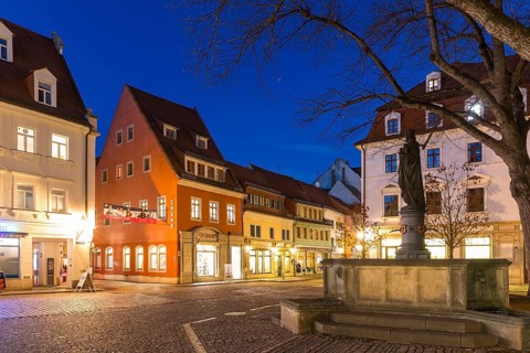 Atmospheric night view of Heinrichsplatz with Heinrichsbrunnen, Meissen, Saxony, Germany