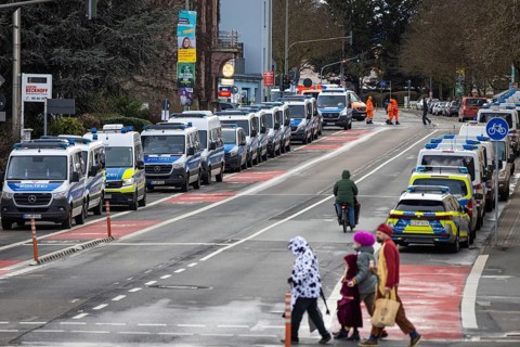 A large police force ensures safety on the Klaa Paris carnival parade in the Heddernheim district