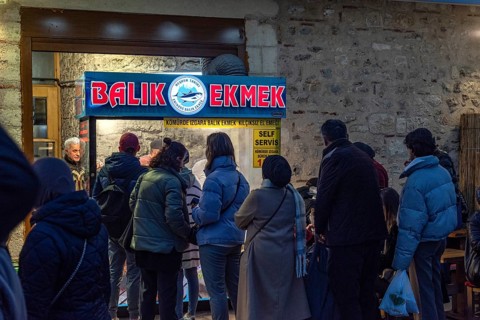Istanbul, Turkey. January 3rd 2025. A queue of customers line up at a popular stall selling Balik