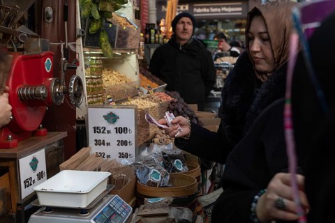 Istanbul, Turkey 7th January 2025 Shoppers buying coffee outside the Spice Bazaar in the Eminonu